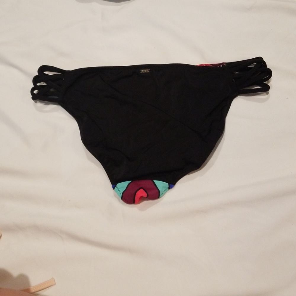Bikini - Picture 2 of 3